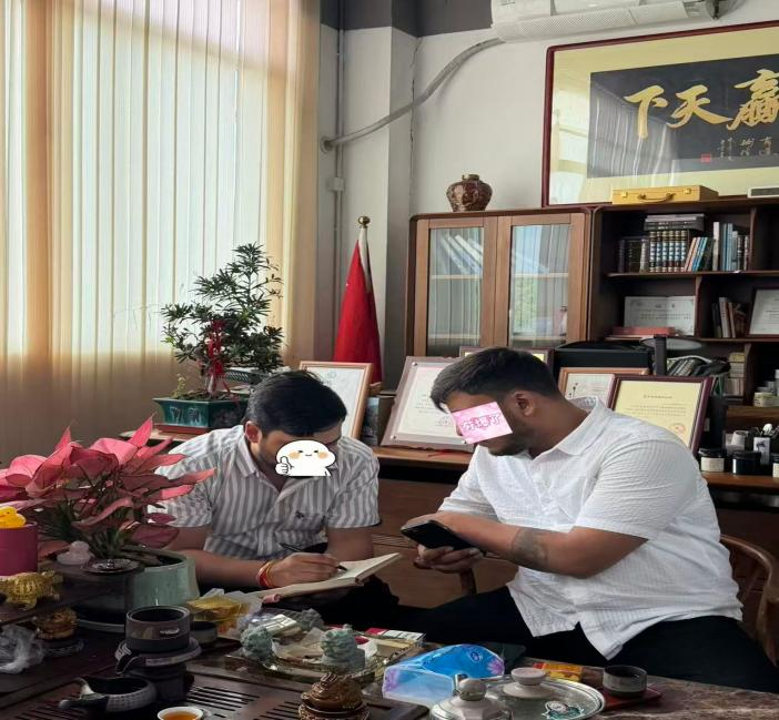 Deepen International Exchanges, Consolidate Consensus on Cooperation | South Asian Merchants Visit Huaxin Anti-Counterfeiting for Inspection